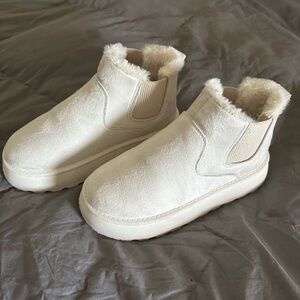 Like new condition Women’s Ugg type bootie.